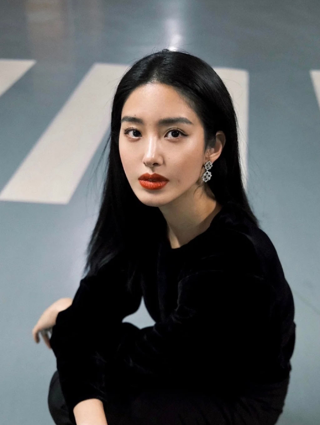 杨采钰优雅气质停车场写真图片25