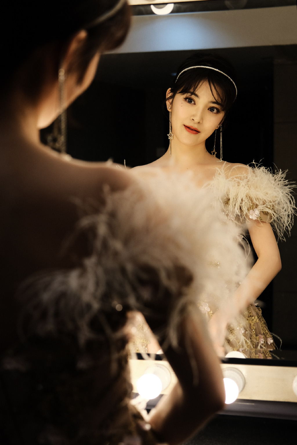 简介:朱丹妮露肩羽毛礼裙优雅性感写真,分享一组朱丹妮图片给大家,图