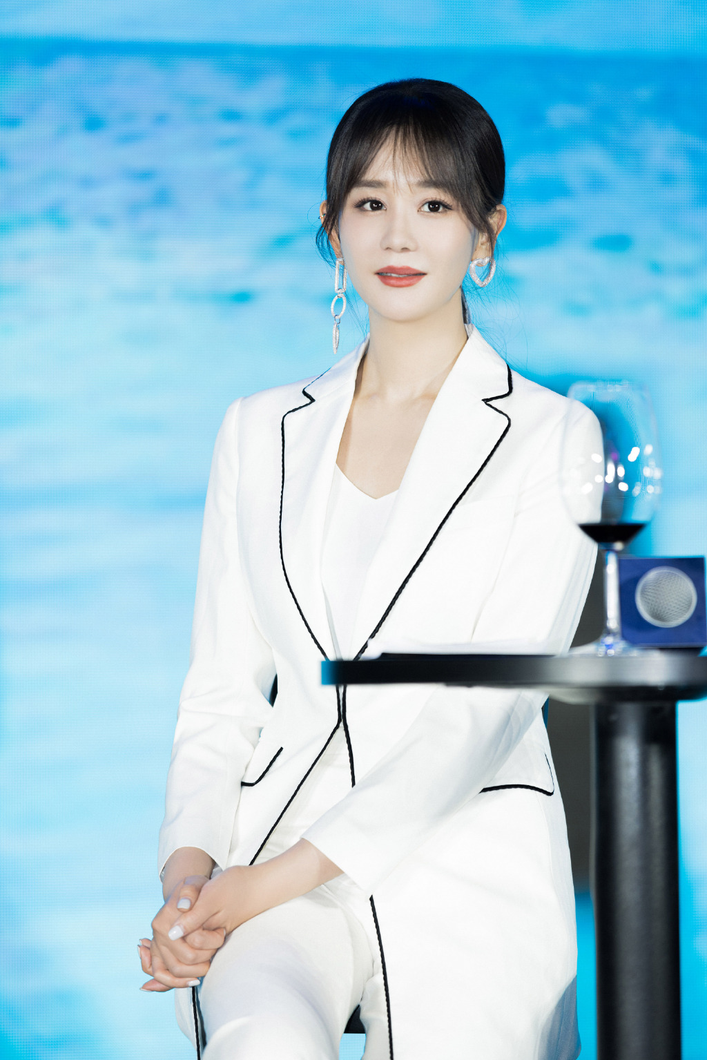 海陆白色西装洒脱干练写真图片44