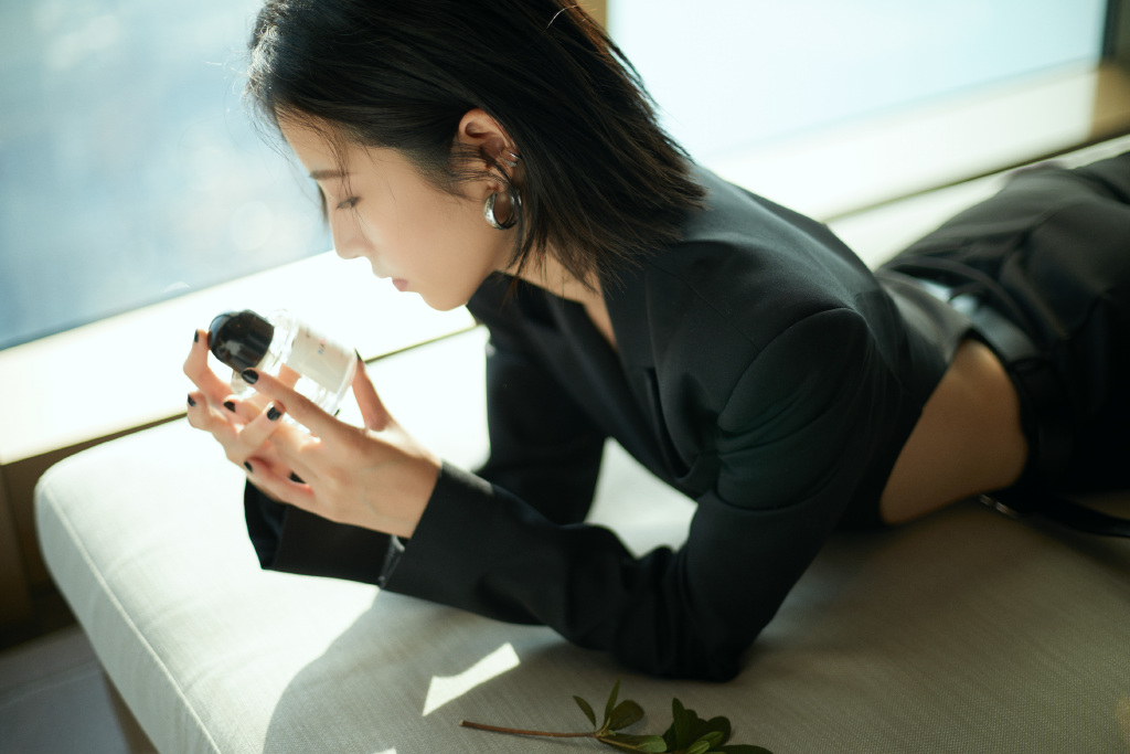 周雨彤露腰装酷美写真图片49