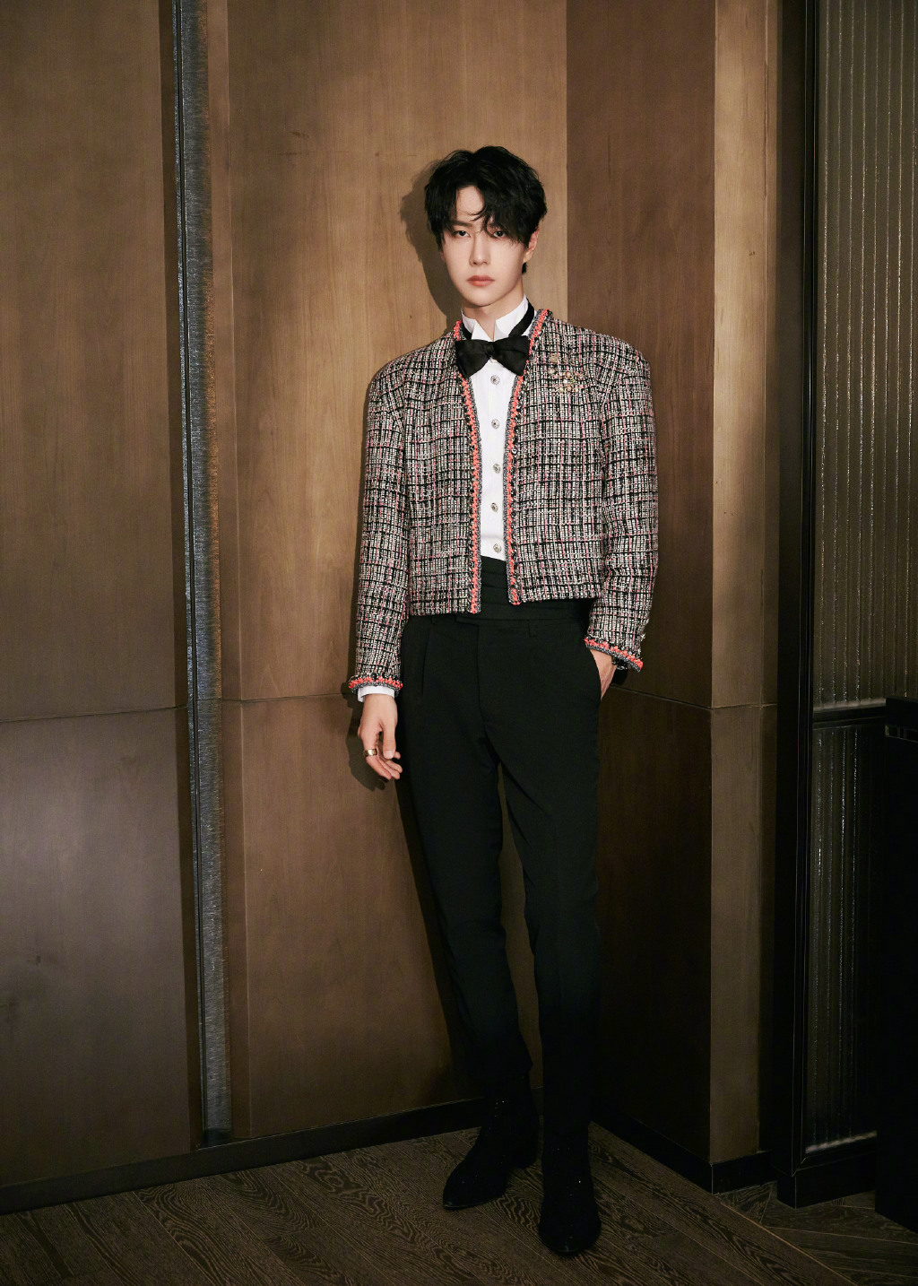 王一博粉色滚边软呢外套帅气写真图片59