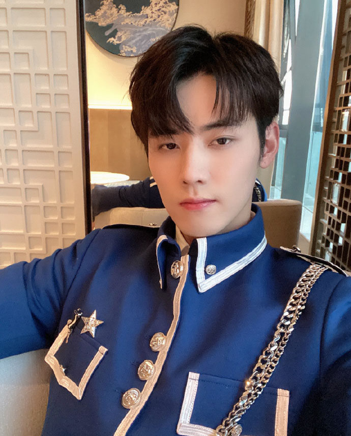 简介:任豪蓝色演出服帅气时尚自拍图片,分享一组任豪图片给大家,图中