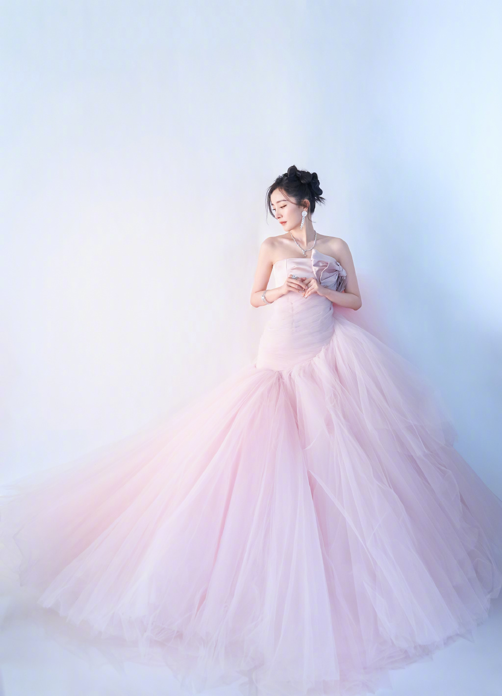 杨幂粉色纱裙礼服魅力性感写真22