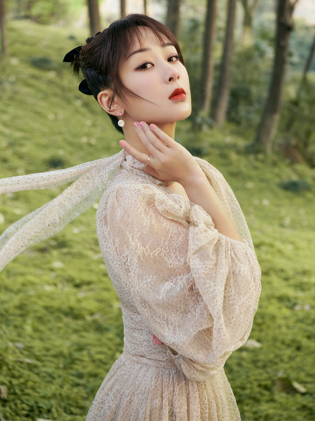 杨紫深v蕾丝刺绣长裙优雅写真图片19