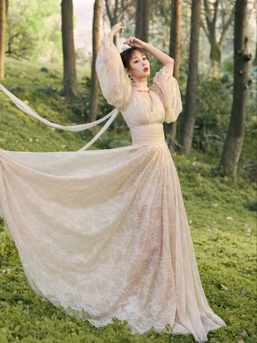 杨紫深v蕾丝刺绣长裙优雅写真图片59