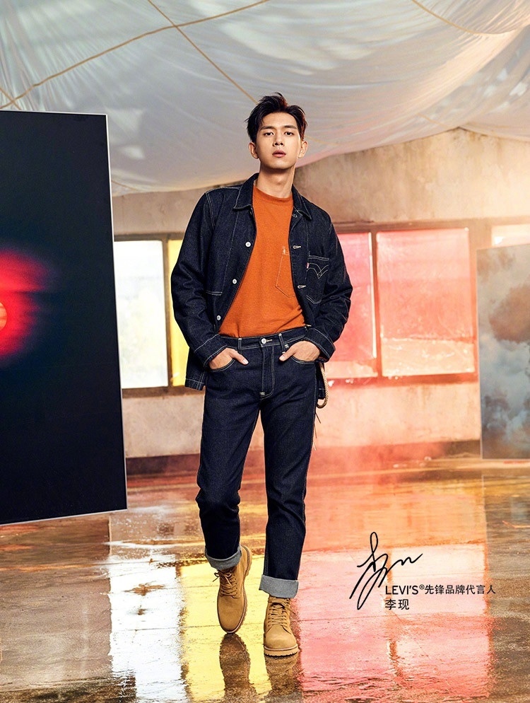 简介:李现时尚型男代言写真图片,分享一组李现图片给大家,图中的明星