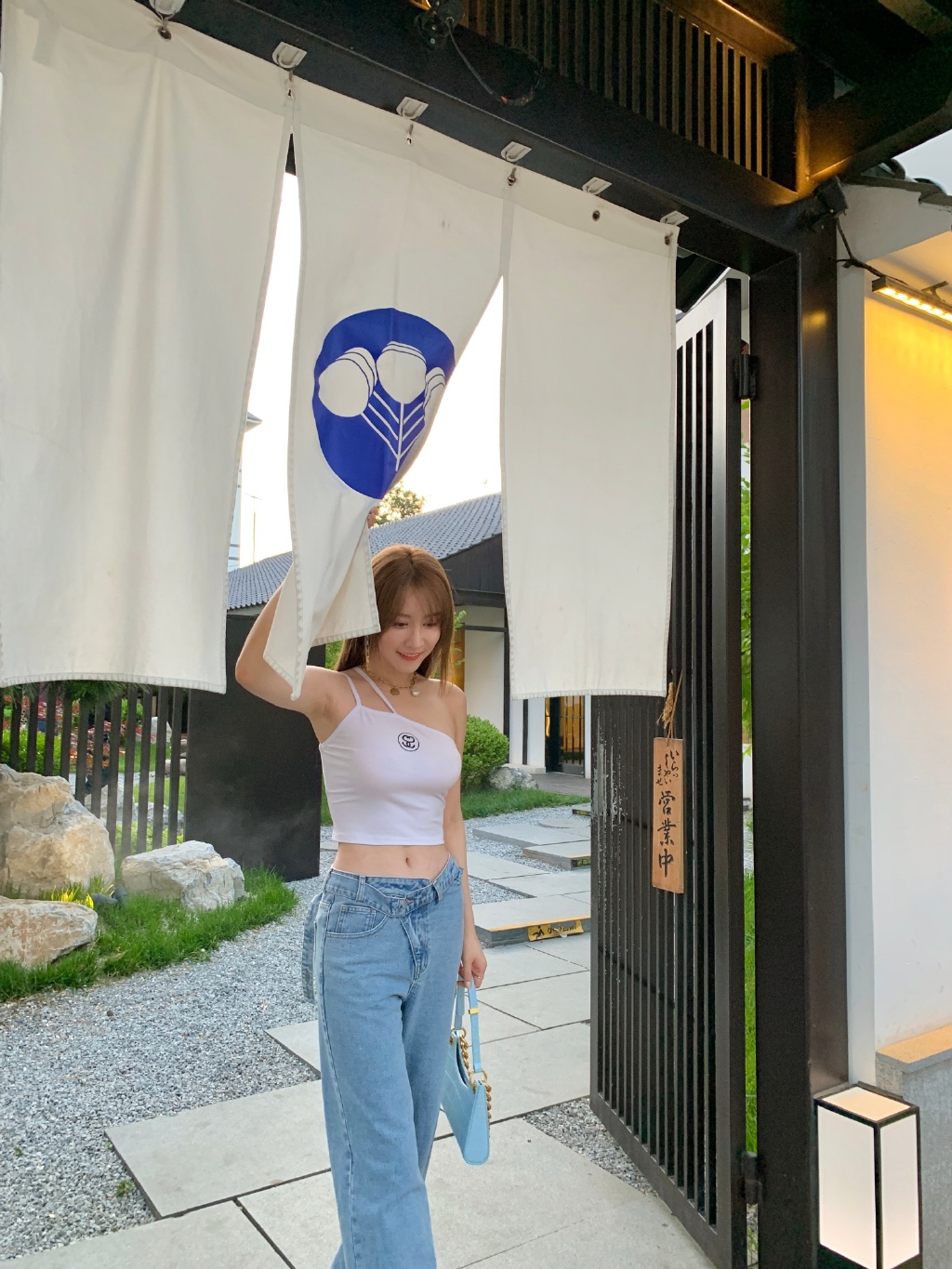 周麟嘉吊带小蛮腰性感旅拍照图片66