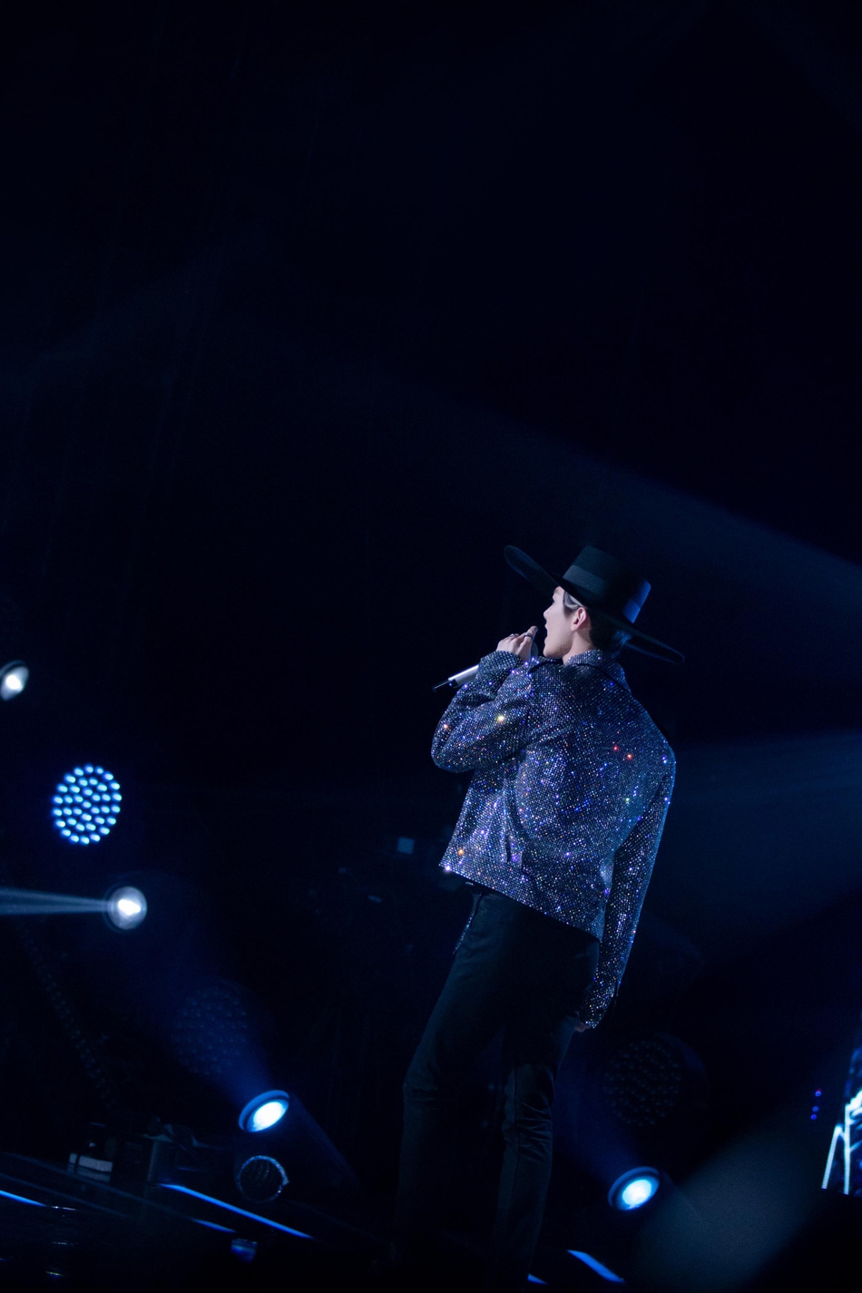 简介:白敬亭泪痣妆贵气绅士帅照图片,分享一组白敬亭图片给大家,图中