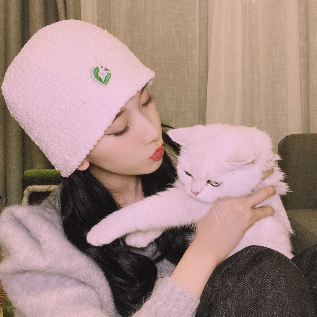 刘令姿粉色针织帽撸猫私服图片24