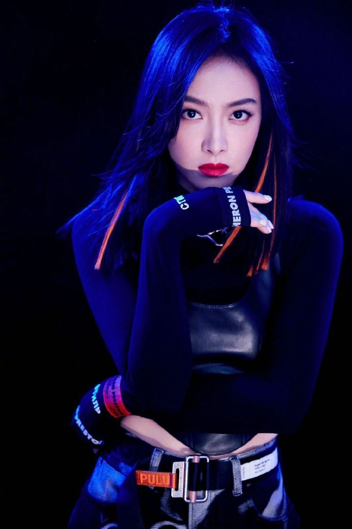 简介:性感美女宋茜妩媚优雅写真,分享一组宋茜图片给大家,图中的明星