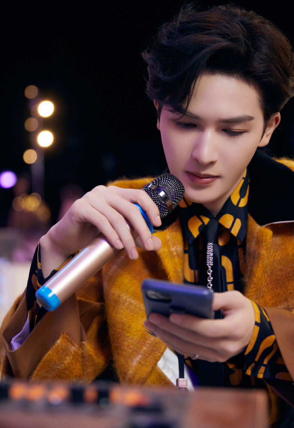 朱正廷黄色格纹大衣帅气写真图片89