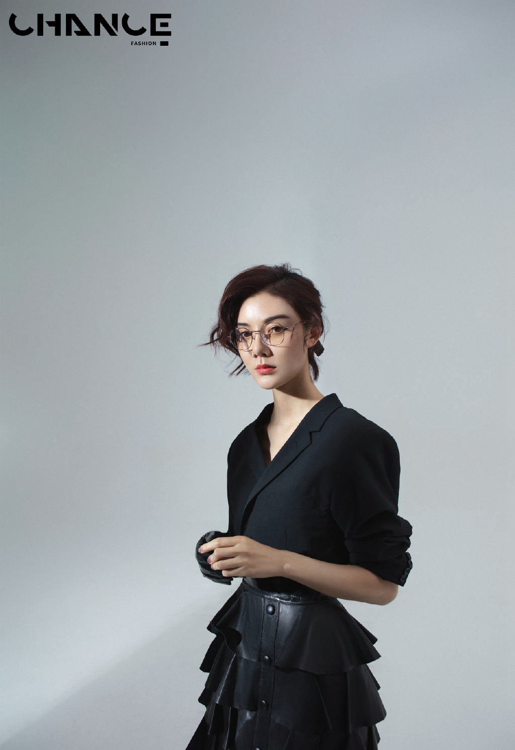 简介:车晓复古老爷车大片写真图片,分享一组车晓图片给