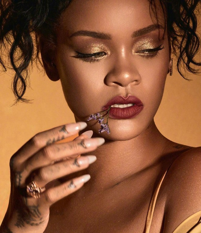 > 蕾哈娜金色吊带性感时尚写真图片(3/4)