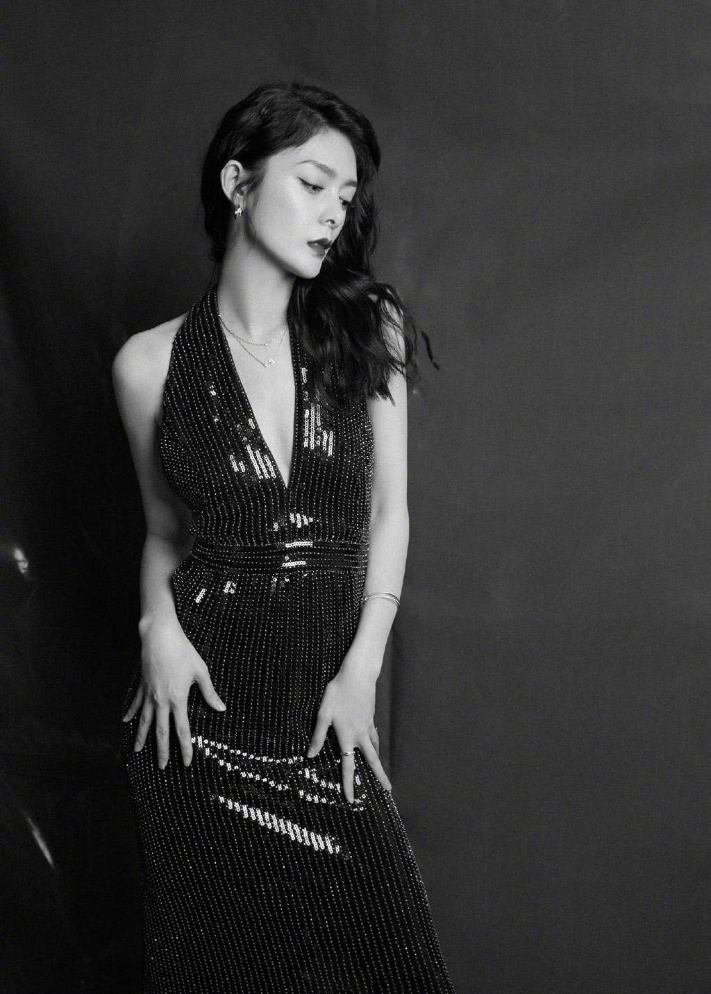 傅菁闪钻深v露背裙性感写真图片45