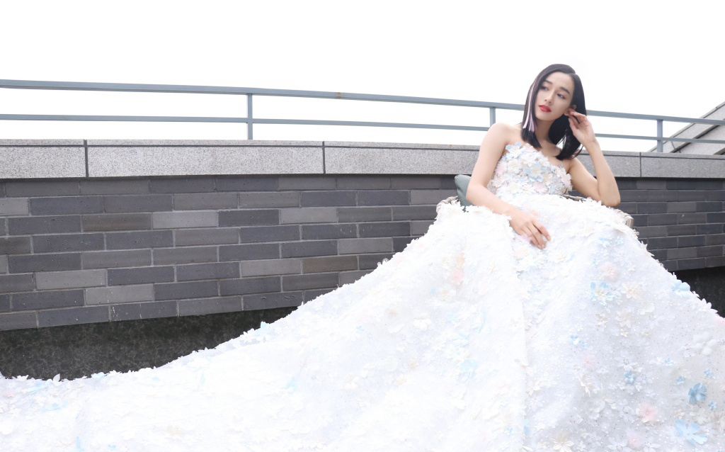 分享一组李若宁图片给大家,图中的明星图片壁纸会点缀你的电脑桌面