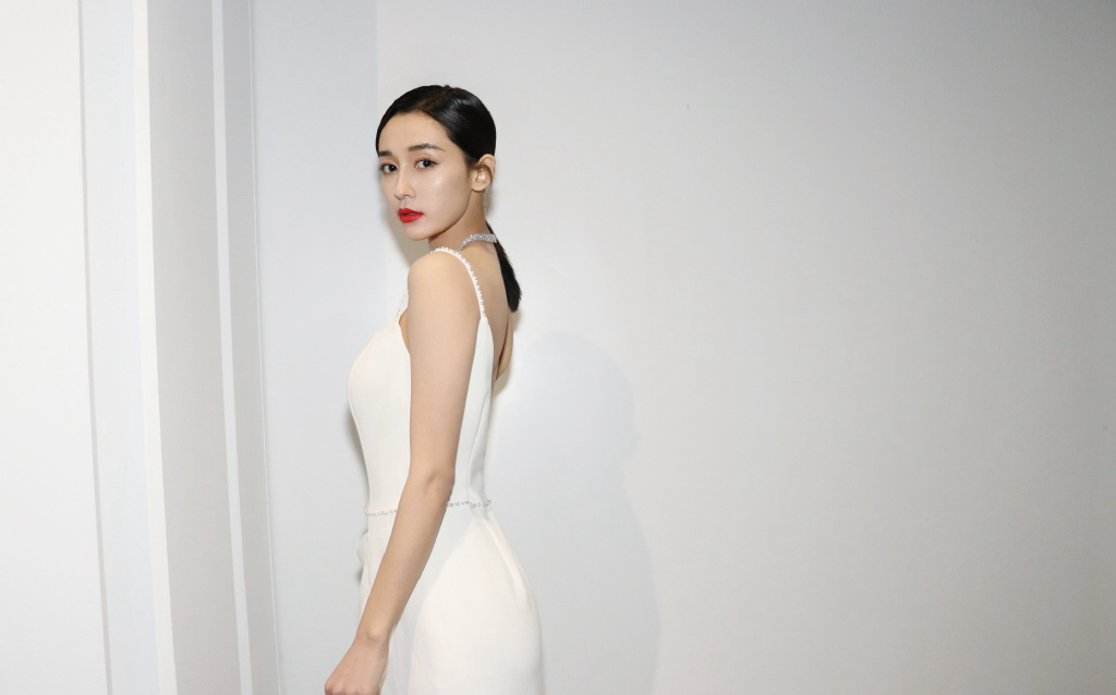 分享一组李若宁图片给大家,图中的明星图片壁纸会点缀你的电脑桌面