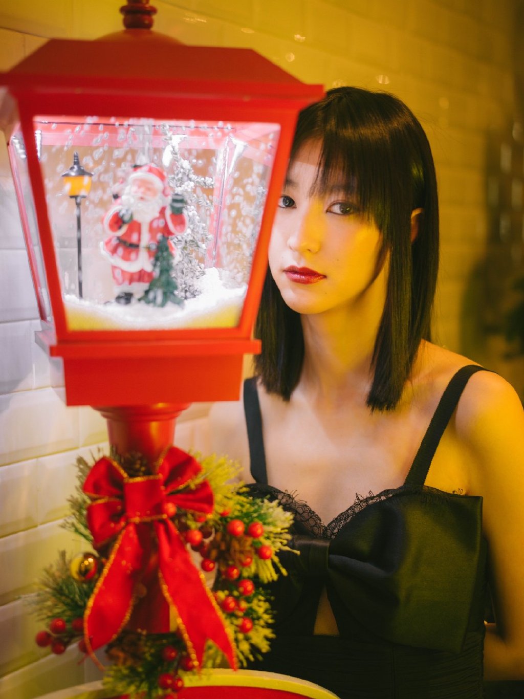 王悦伊吊带黑裙魅惑写真图片26