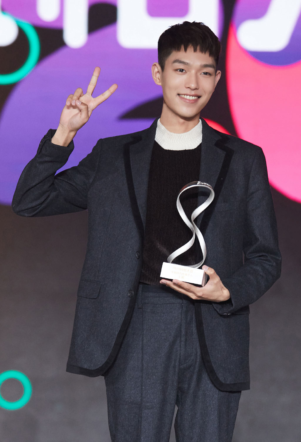 王锵新浪时尚风格大赏帅气写真图片,王锵图片-第6图