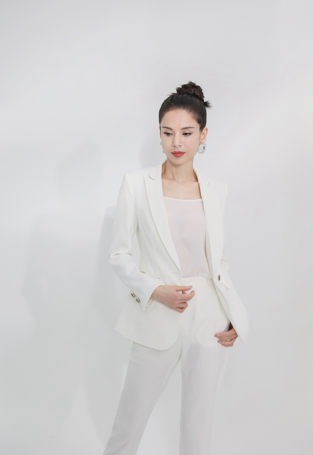 李若彤白色西装干练写真图片14