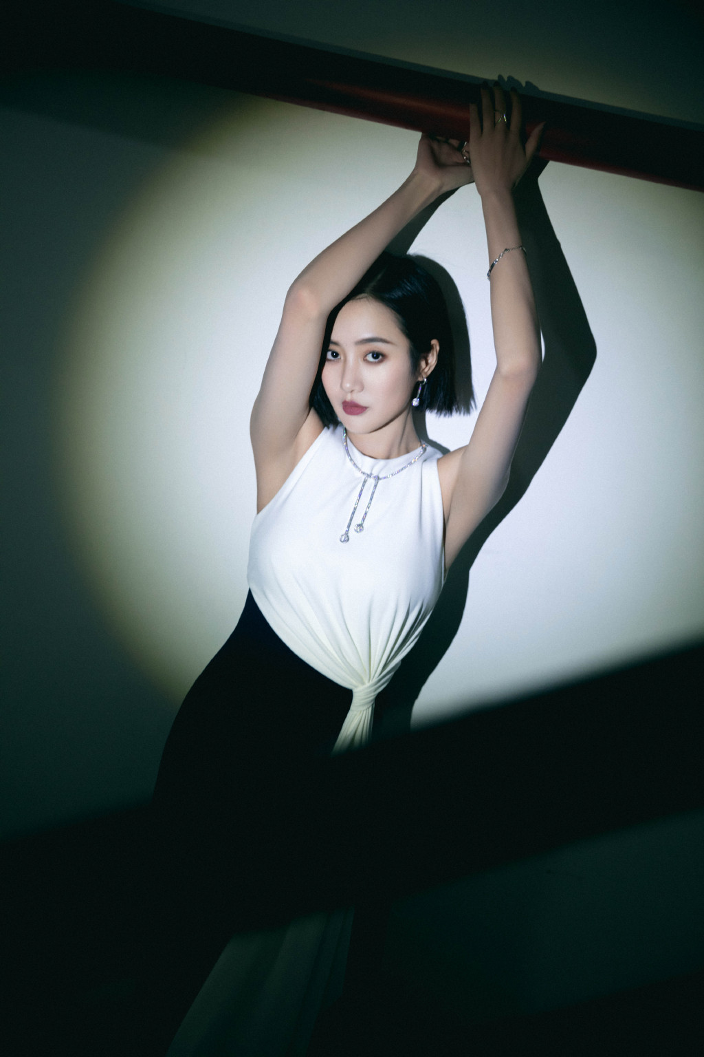 简介:王梓薇高开叉礼服性感2020芭莎珠宝活动照图片,分享一组王梓薇