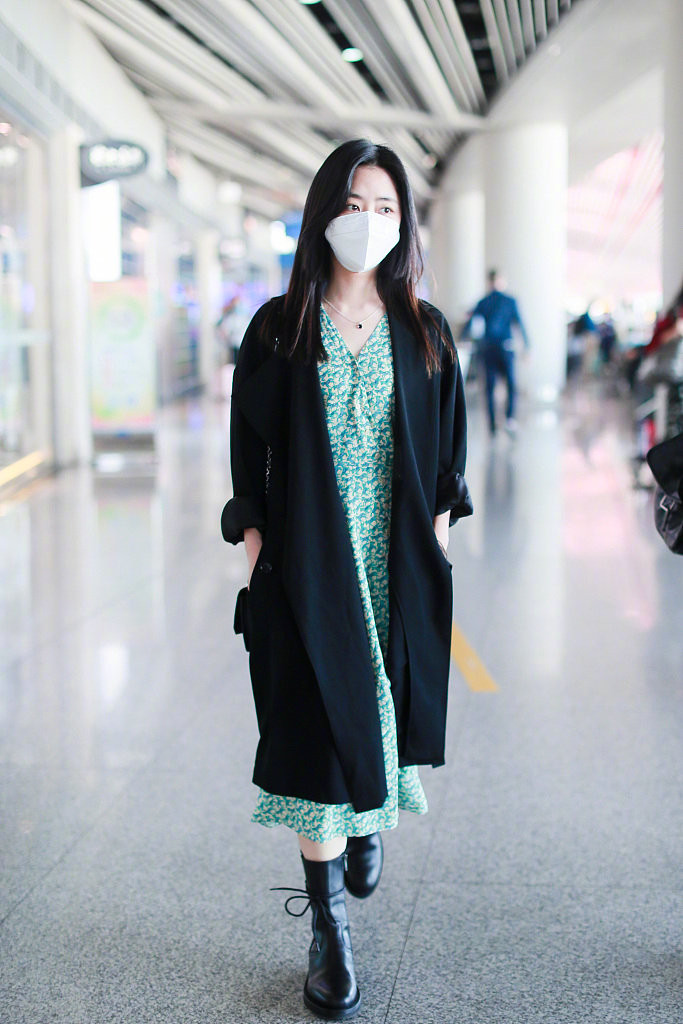 性感美女明星谭松韵戴口罩优雅写真710