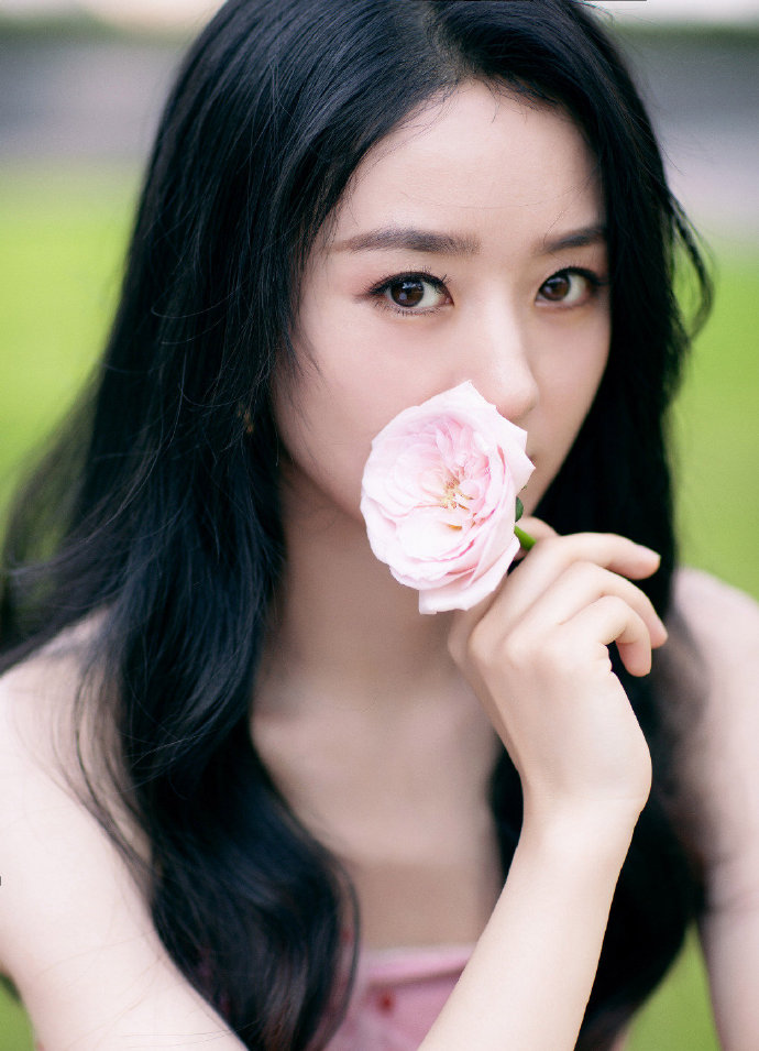 简介:性感美女明星赵丽颖妩媚优雅写真,分享一组赵丽颖图片给大家,图