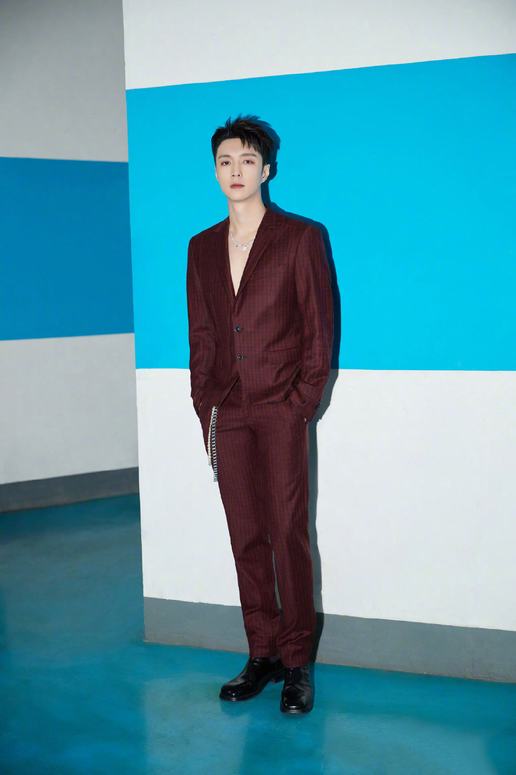 张艺兴酒红色西装帅气写真图片66