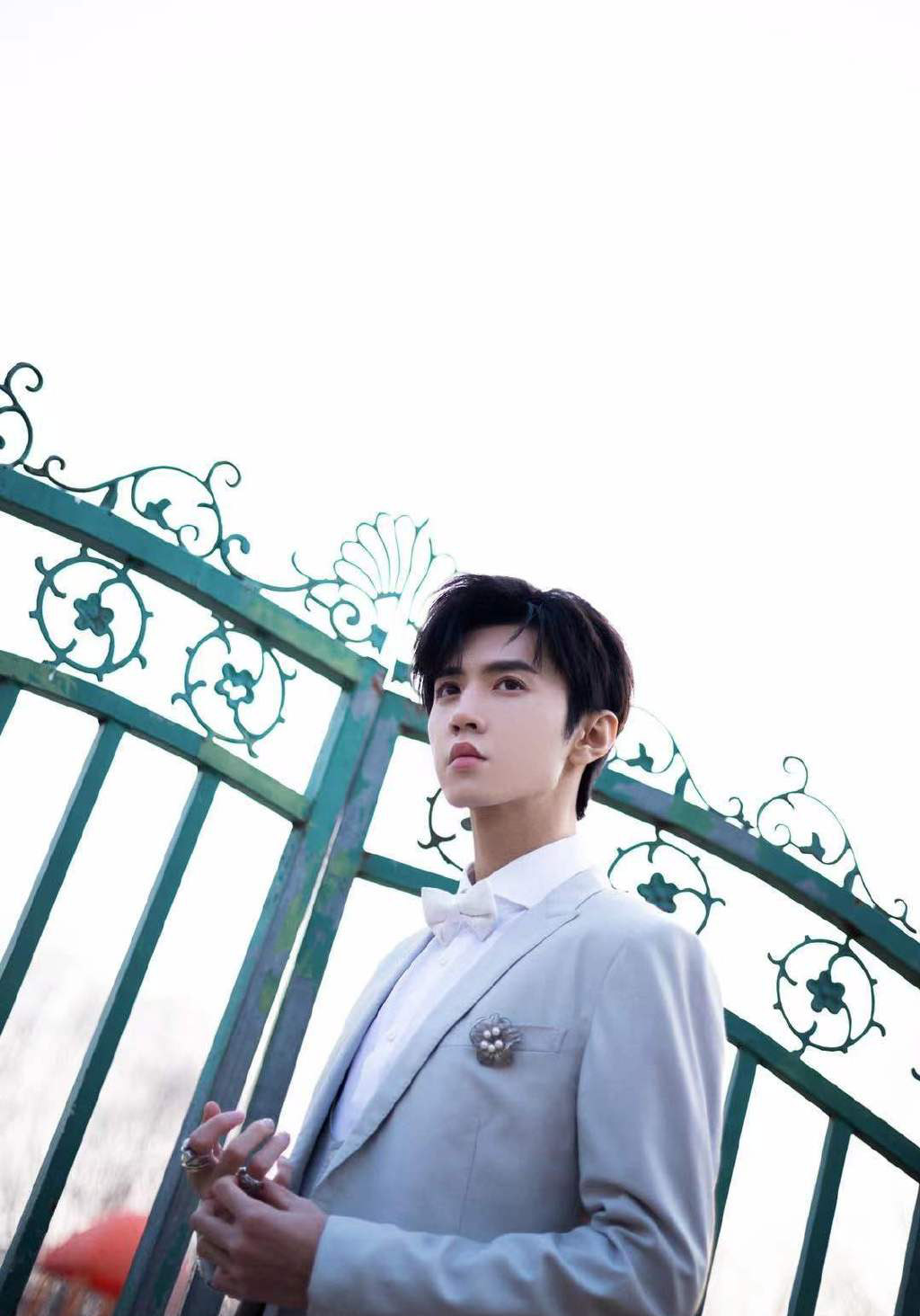 陈哲远银色西装帅气写真图片58