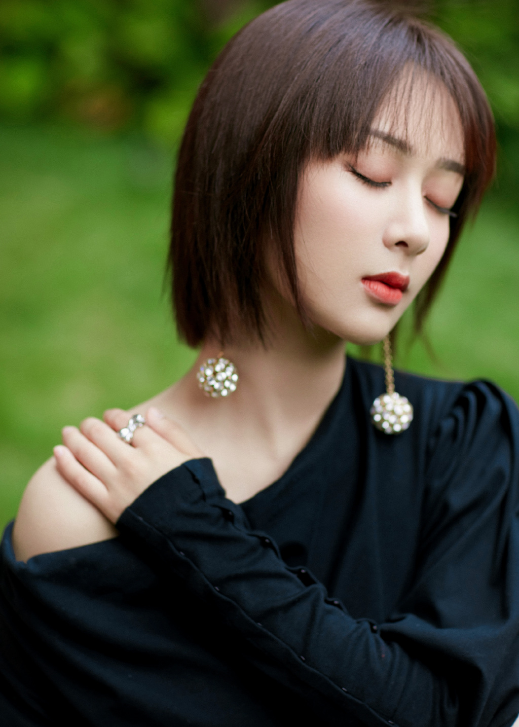 杨紫短发黑裙优雅花园写真图片19