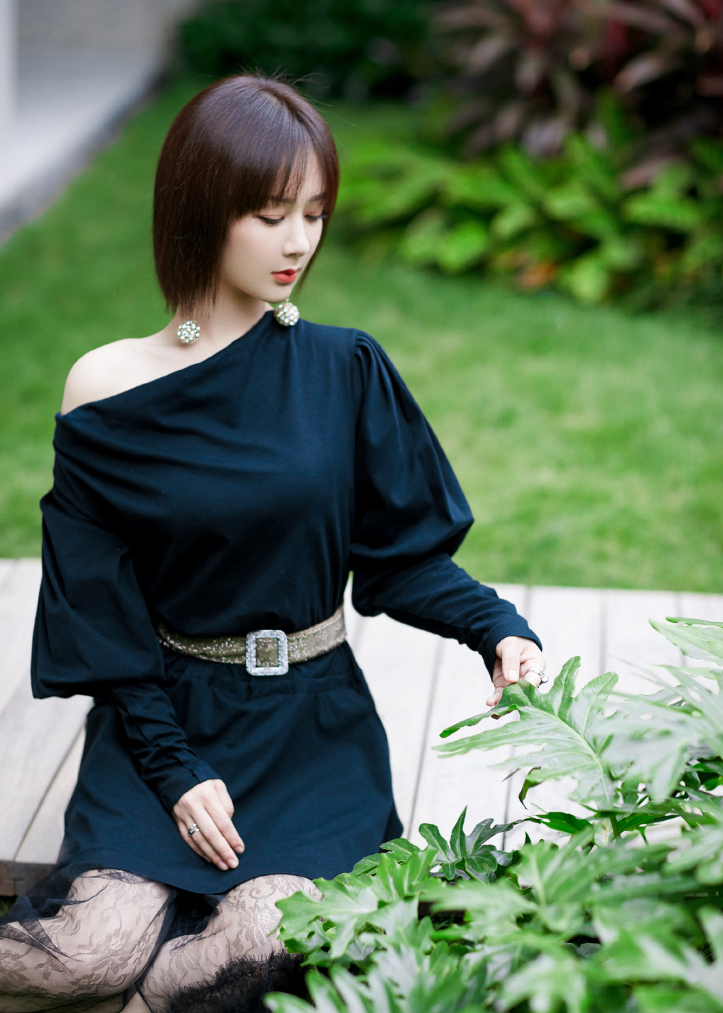 杨紫短发黑裙优雅花园写真图片59