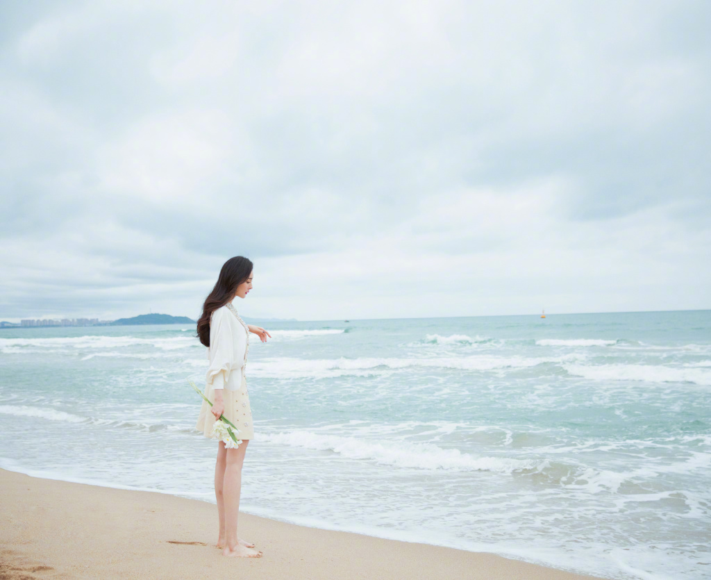 杨幂清新优雅海边沙滩写真图片513