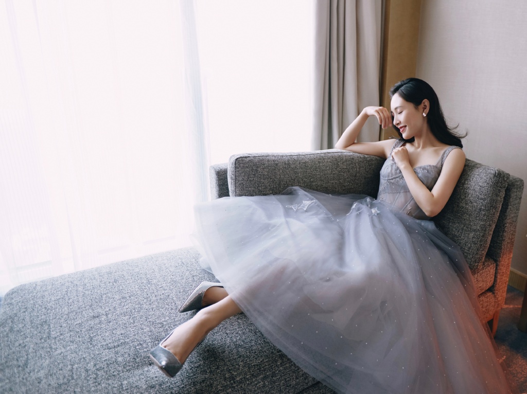 吴倩低胸吊带礼服诱惑性感写真59