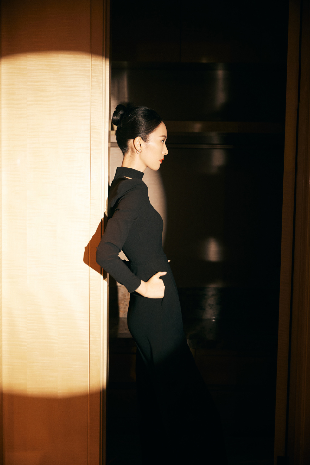 简介:童瑶黑色西装露肩装火辣性感写真,分享一组童瑶图片给大家,图中