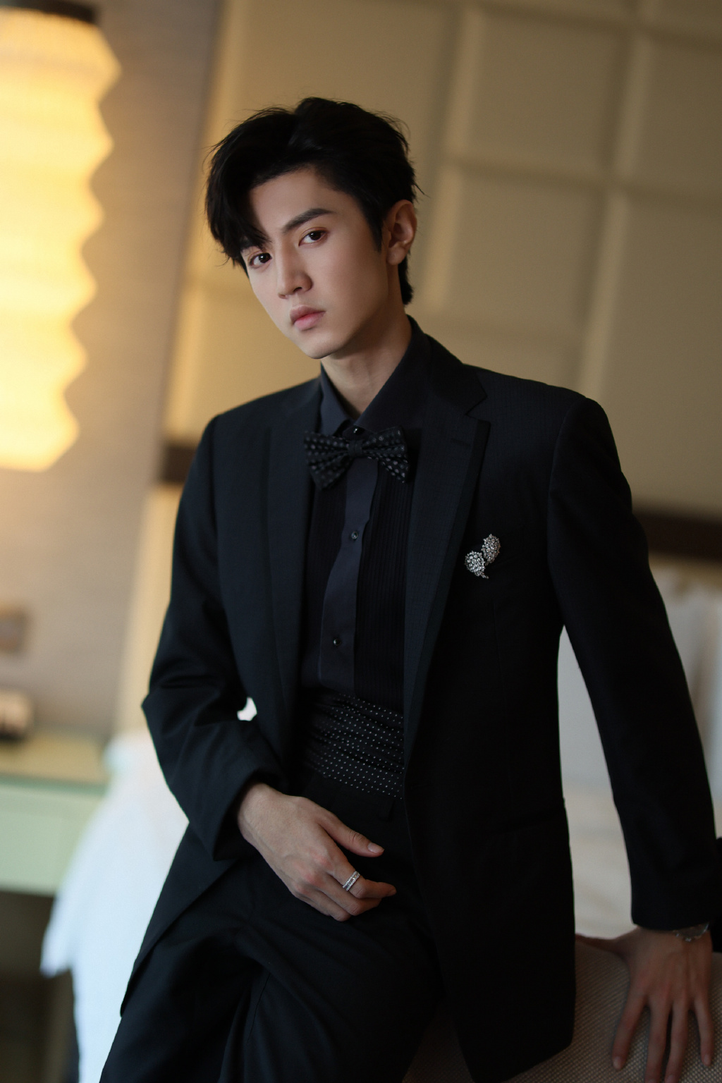 陈哲远黑色西装帅气写真图片17