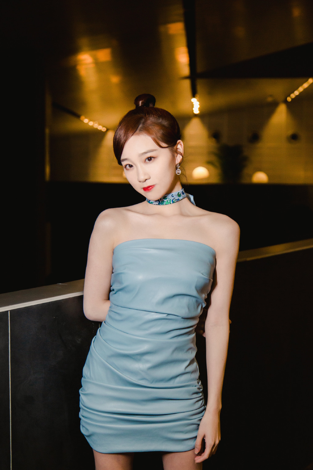 李子璇丸子头性感俏皮图片13