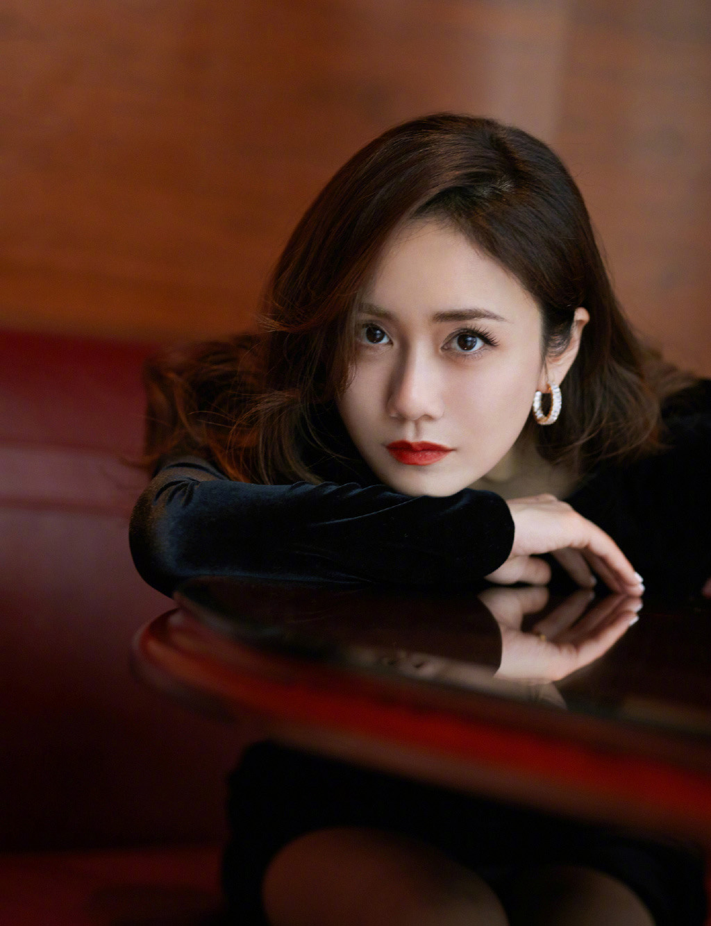 简介:刘芸露背黑裙优雅性感写真图片,分享一组刘芸图片给大家,图中的