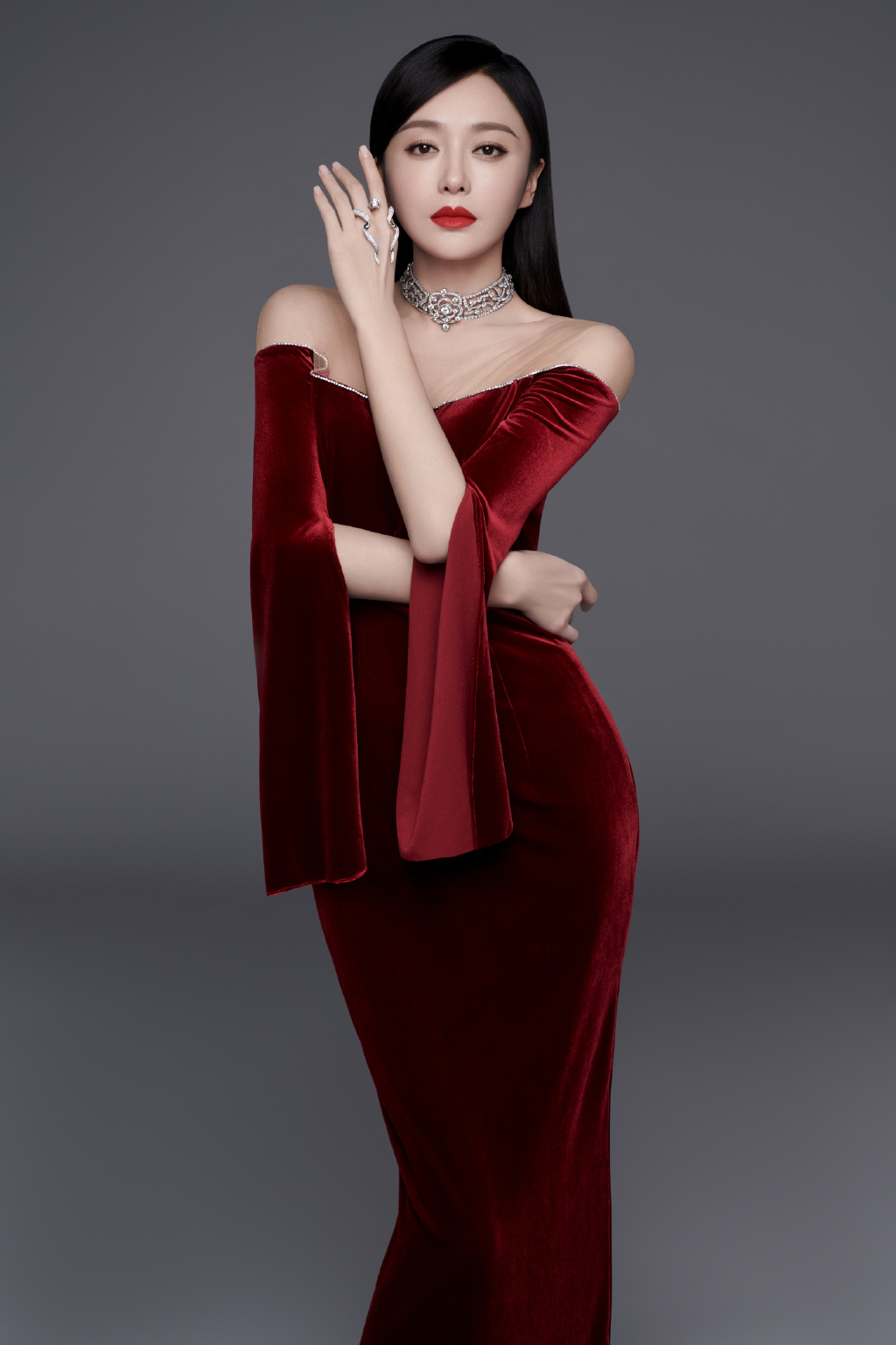 秦岚丝绒红裙性感妩媚写真图片22