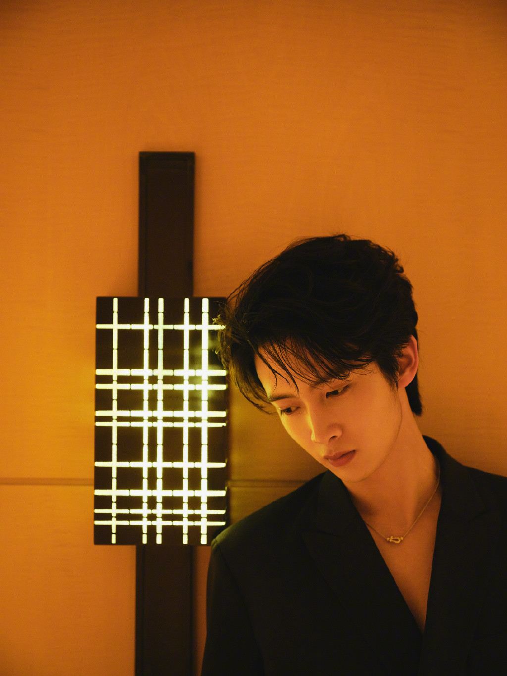 简介:陈宥维黑色真空西装帅气写真图片,分享一组陈宥维图片给大家,图