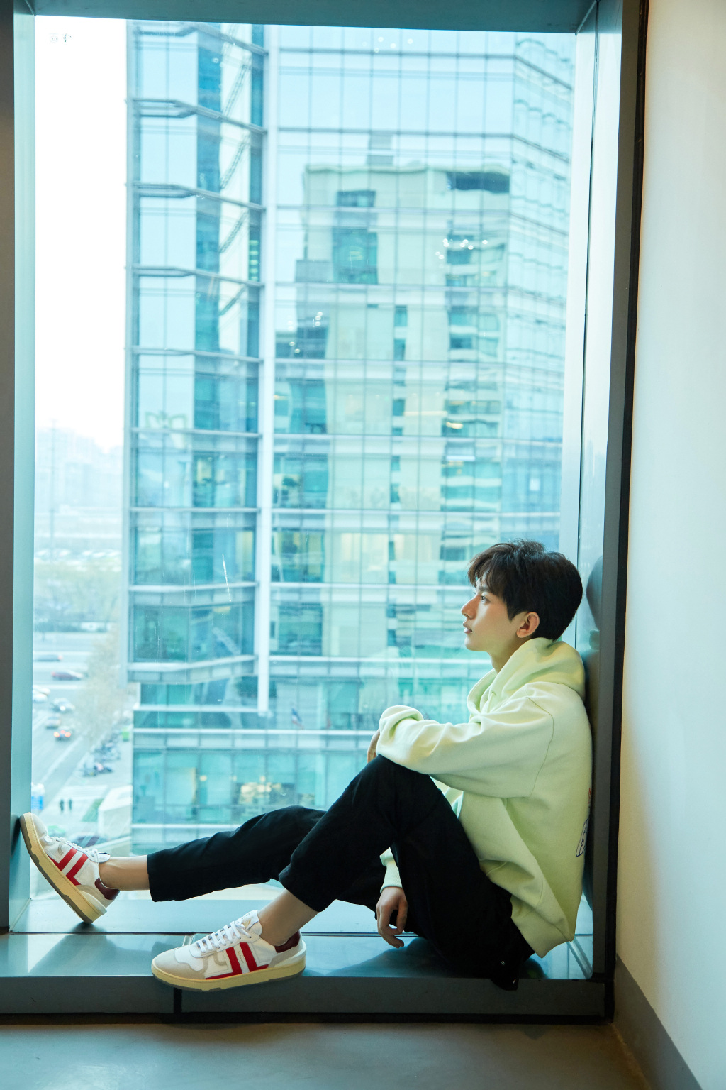 成毅绿色卫衣帅气写真图片28