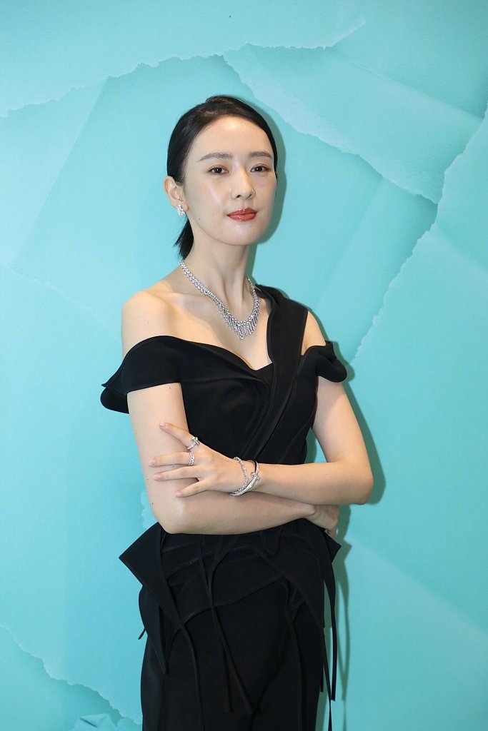 童瑶黑色露肩裤装妩媚性感写真26