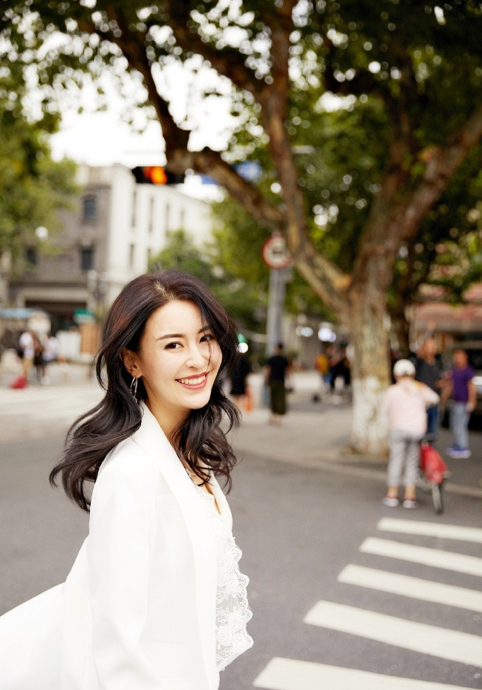 简介:性感美女明星张净桐妩媚写真,分享一组张净桐图片给大家,图中的