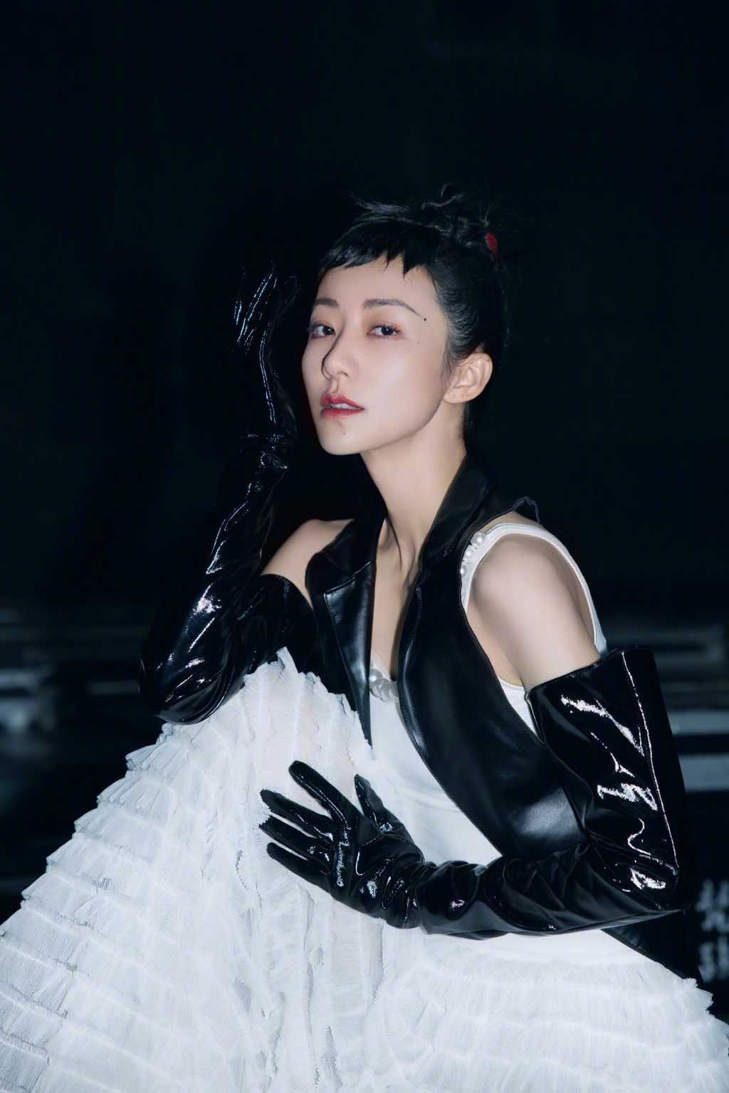 韩雪白裙皮手套酷美影院写真图片59