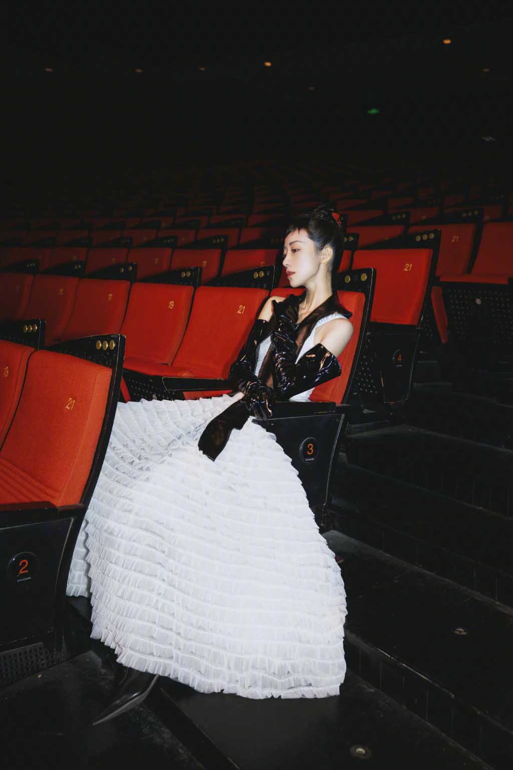 韩雪白裙皮手套酷美影院写真图片79