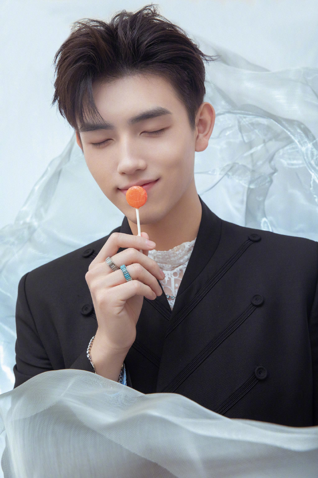 陈飞宇宫廷风西装帅气写真图片19