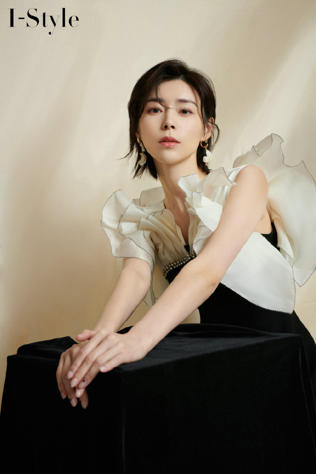 卢杉黑白长裙性感写真图片34