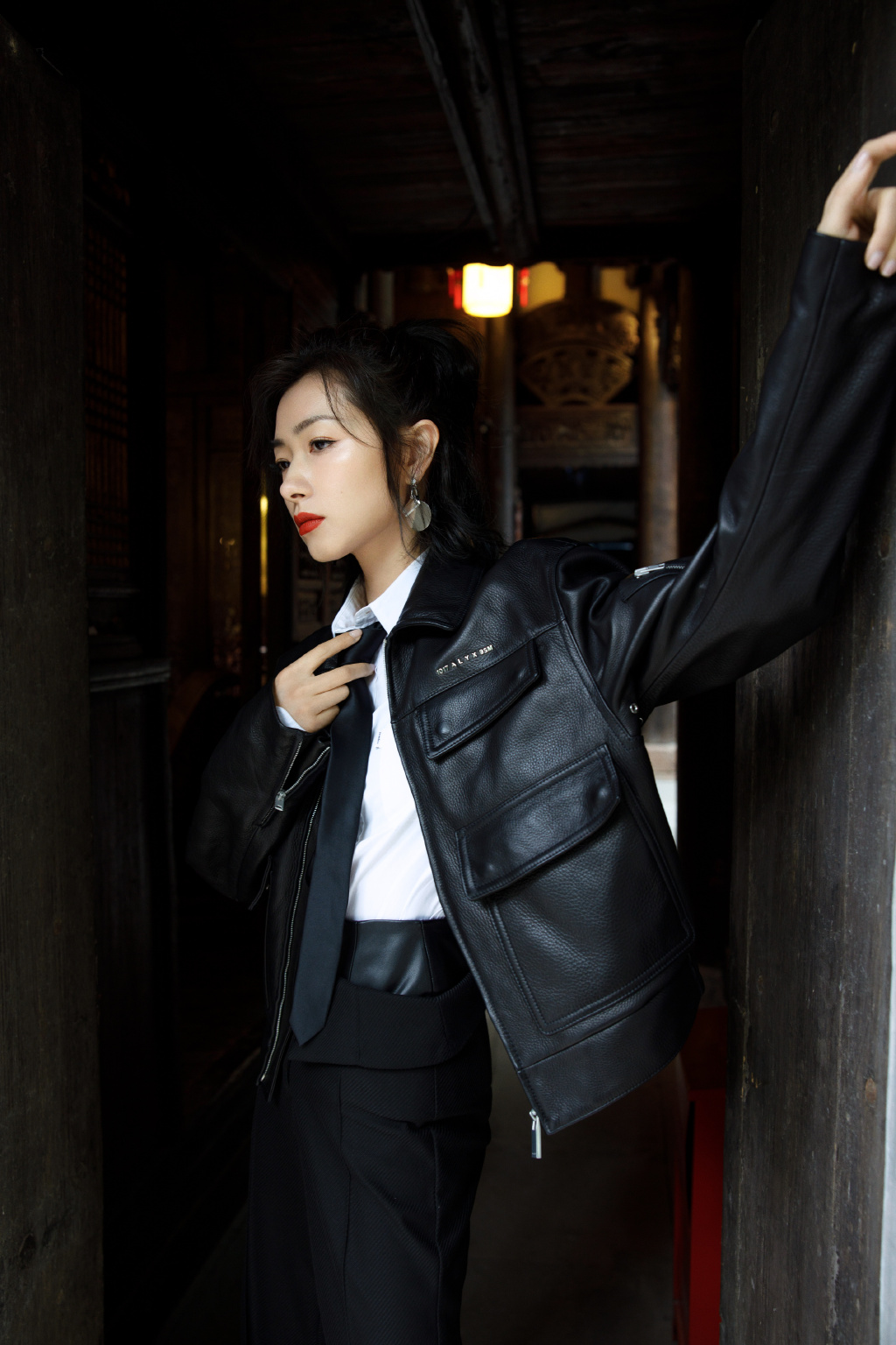 万茜酷黑皮衣性感写真图片25