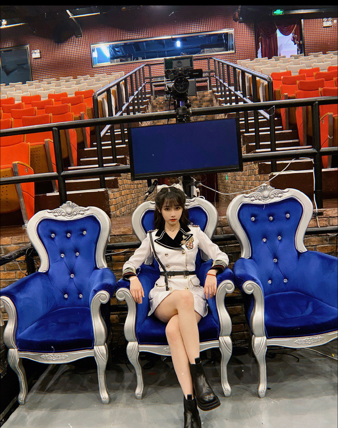 简介:性感美女明星宋昕冉制服写真图片,分享一组宋昕冉图片给大家,图