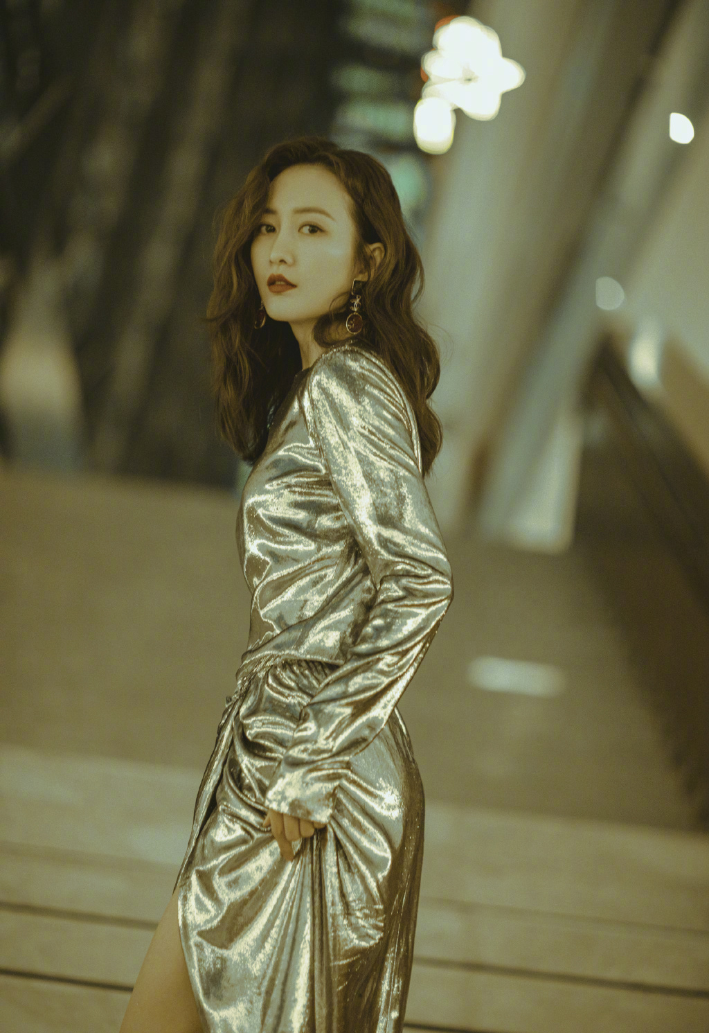 > 王鸥性感银色长裙写真图片(2/9)