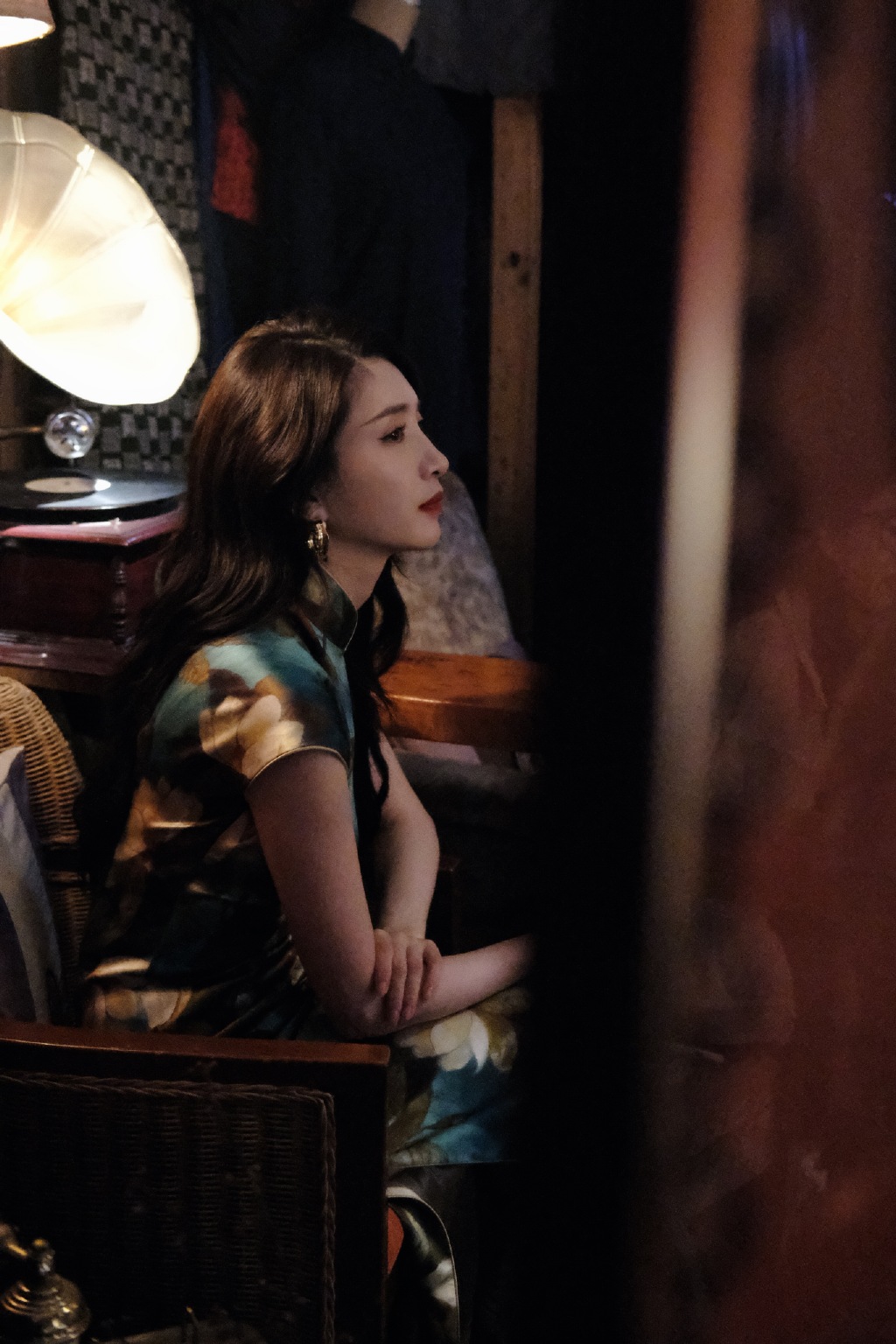 简介:江疏影夜上海旗袍大片写真图片,分享一组江疏影图片给大家,图中