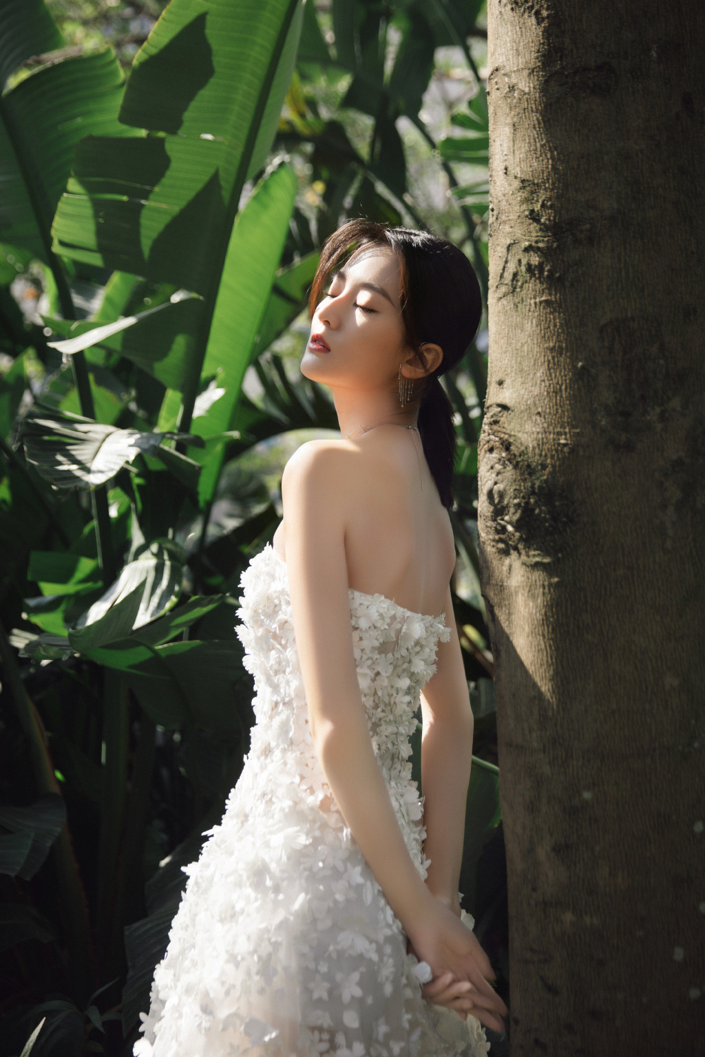 简介:乔欣抹胸白裙浪漫优雅写真图片,分享一组乔欣图